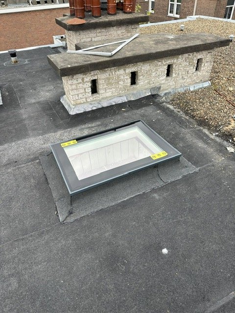 Dakaansluiting bij opstand vakkundig waterdicht afgewerkt