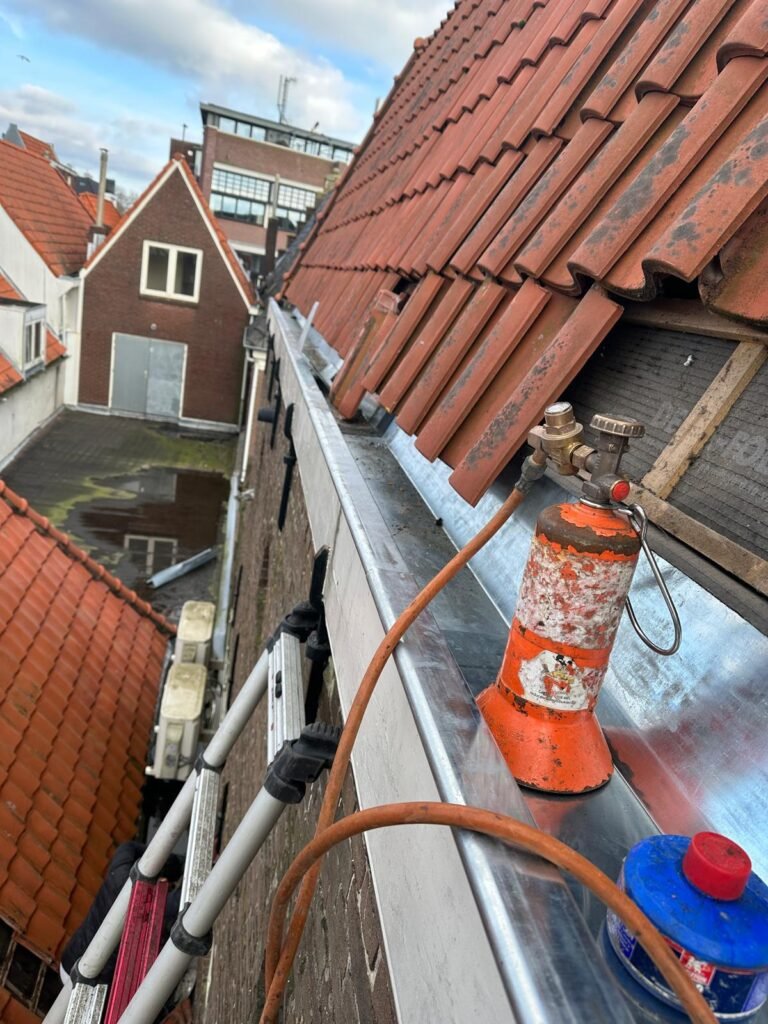 Oude dakbedekking vervangen op een plat dak