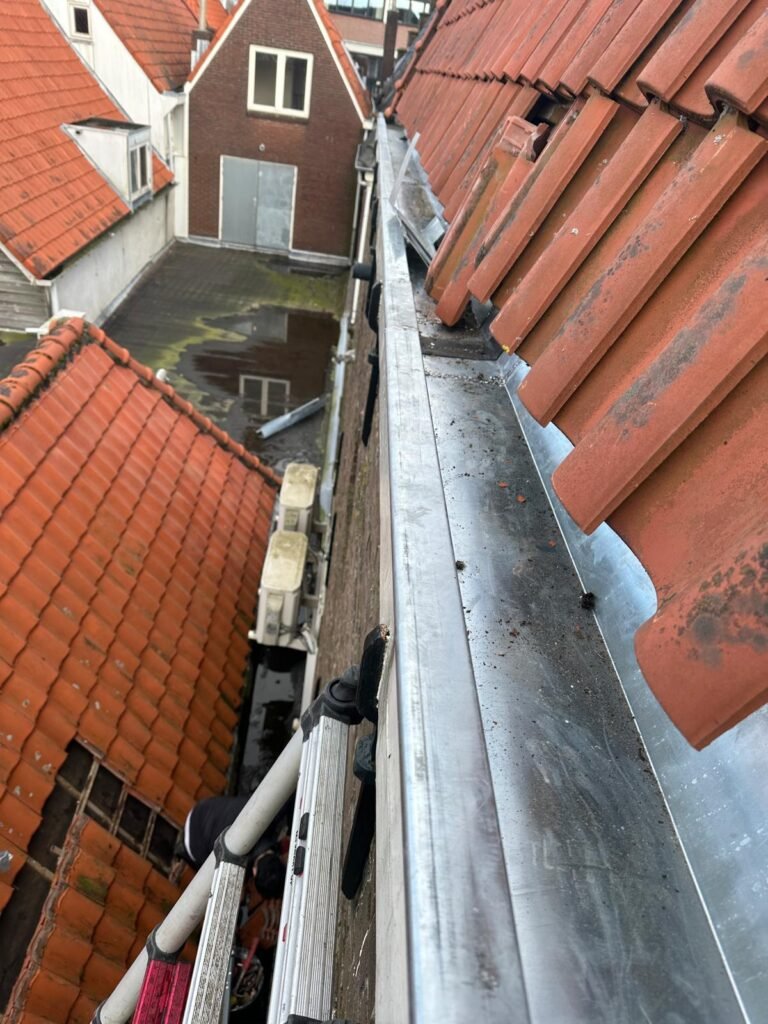 Strak afgewerkte dakrand en dakopstand na dakwerkzaamheden