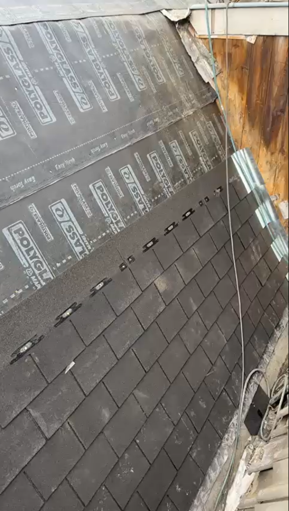 Vakman van ETT DakGroep aan het werk op een dak